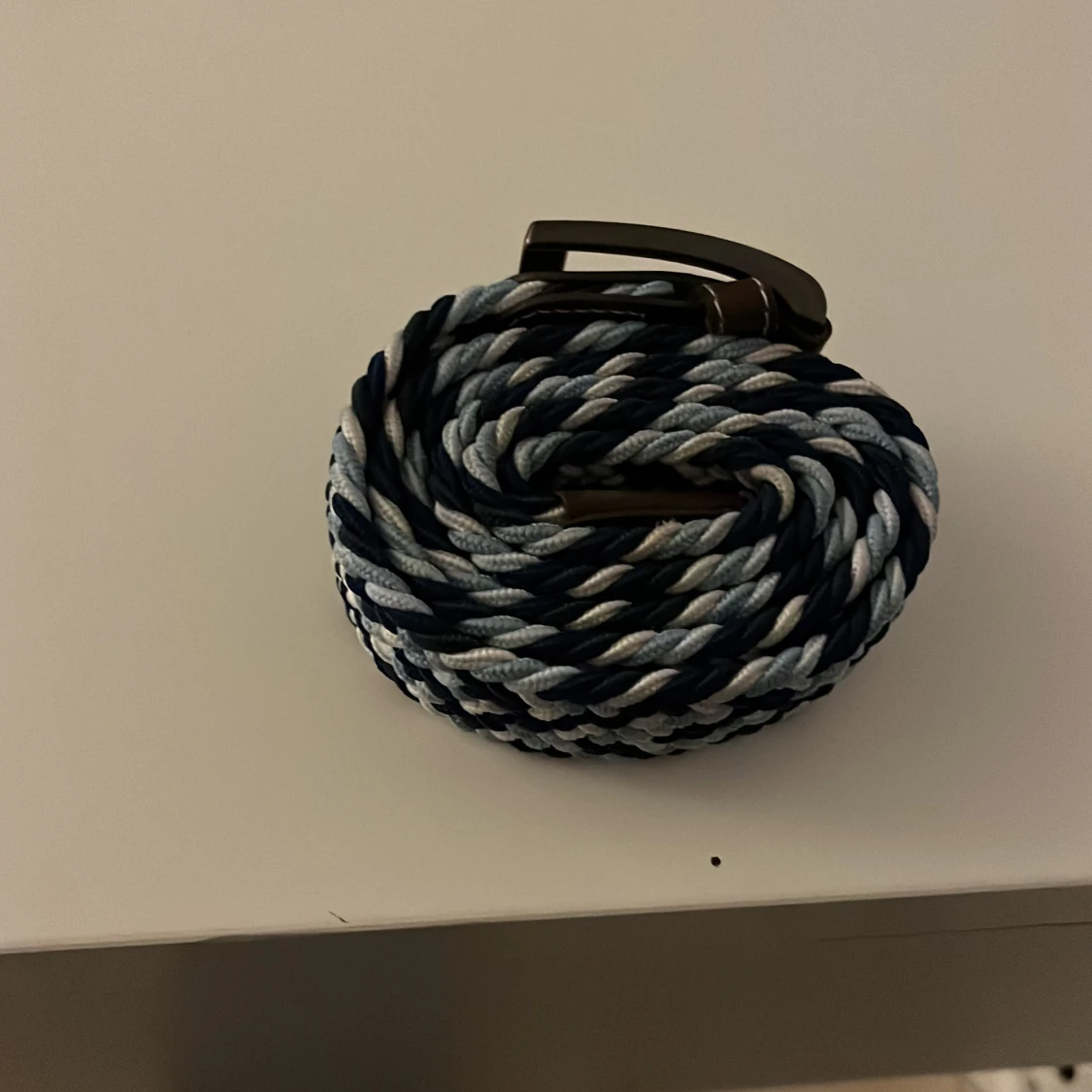 Flätat bälte i blå och vit