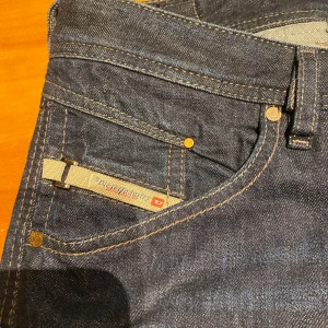Mörkblå jeans från Diesel - Snygga mörkblå jeans från Diesel. Jeansen är en äldre modell en helt oanvända utan några som helst defekter. 