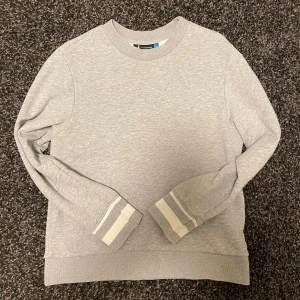 Grå sweatshirt från j.lindeberg - Skick 10/10, en j.lindeberg sweatshirt som är knappt använd. Nypris: 1100kr Pm ifall ni har några frågor 