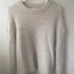 Beige stickad tröja - Mysig beige stickad tröja från Gina tricot. Storlek S. Nästan aldrig använd.