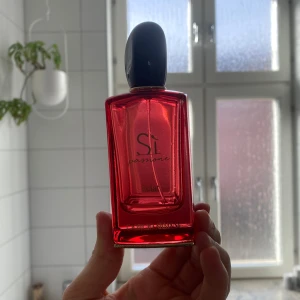 Giorgio Armani Si Eclat - En flaska Giorgio Armani Si Passione Eclat Eau de Parfum. Innehåller cirka 8-10 ml av 100 ml. Fantastisk doft, bra för folk som vill prova det innan de köper helflaska💓