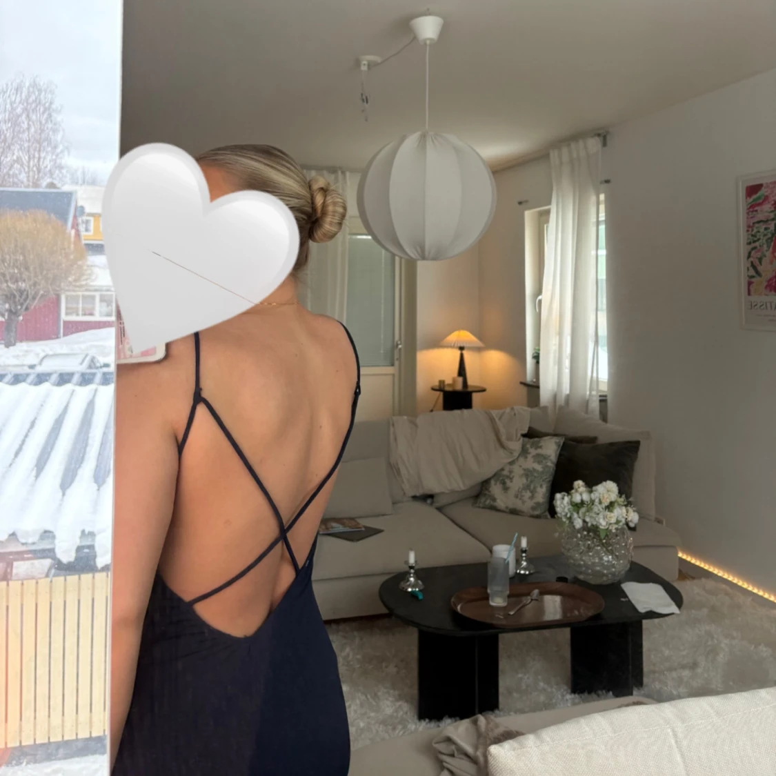 Marinblå klänning med öppen rygg