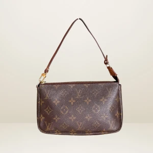 Brun axelväska från Louis Vuitton - Snygg brun axelväska från Louis Vuitton med det klassiska monogrammönstret. Bra skick, äkthetsbevis medföljer (mina bilder) 