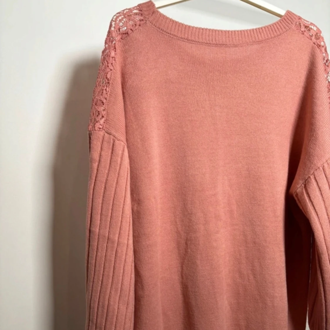 Rosa stickad tröja med spetsdetaljer - 2