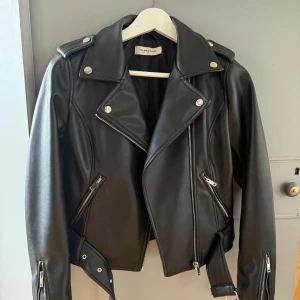 Svart skinnjacka från Nelly  - Snygg svart skinnjacka från Nelly. 