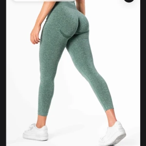 Echo seamless - real grön  - Snygga gröna leggings i stretchigt material som formar sig efter kroppen. Perfekta för träning eller en avslappnad dag. De har en hög midja som ger extra stöd och komfort.