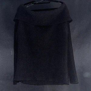 Svart ribbad tröja från Lindex - Säljer en stilren svart ribbad tröja från Lindex. Tröjan har en bred krage och långa ärmar, perfekt för kyligare dagar. Passar bra till både jeans och kjol. Hör av dig vid intresse!