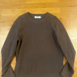 Brun sweatshirt från Ljung  - Säljer en stilren brun ribbad tröja från ”Ljung by Marcus Larsson” i storlek M. Om du har några frågor eller funderingar är det bara att höra av dig!