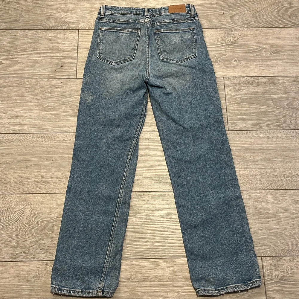 Säljer ett par klassiska blå jeans från Gina Tricot. De har en rak passform med fem fickor och knappgylf. Köpte dessa på plick förra året men passade inte.. Farkut & Housut.