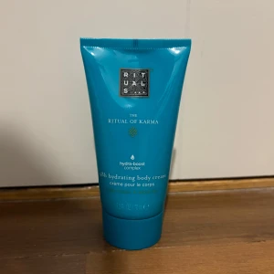 The Ritual of Karma Body Cream - Fuktgivande kroppskräm från Rituals i serien The Ritual of Karma. Innehåller hydra-boost complex för långvarig återfuktning. Kommer i en turkos tub med elegant design. Perfekt för att hålla huden mjuk och återfuktad hela dagen.