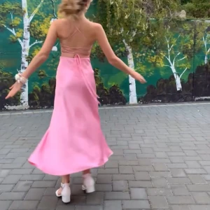 Rosa balklänning🩷 - Säljer denna sååååå sjukt vackra rosa balklänning i silkesmaterial! Då den tyvärr inte kommer till användning längre💕Den är från Zara och har vad jag kan se inga synliga defekter. Den har bara använts två eller tre gånger. Skriv om ni har frågor eller funderingar!❤️💕