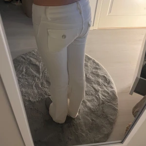 Vita jeans - Säljer mina vita jeans från Nelly som är använda 1-2 gånger💞 de är som nya💞