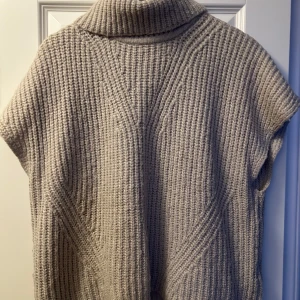 Beige stickad väst från Gina Tricot - Stickad väst, andvänd få tal gånger. Köpt för 400kr, säljer för 100kr.