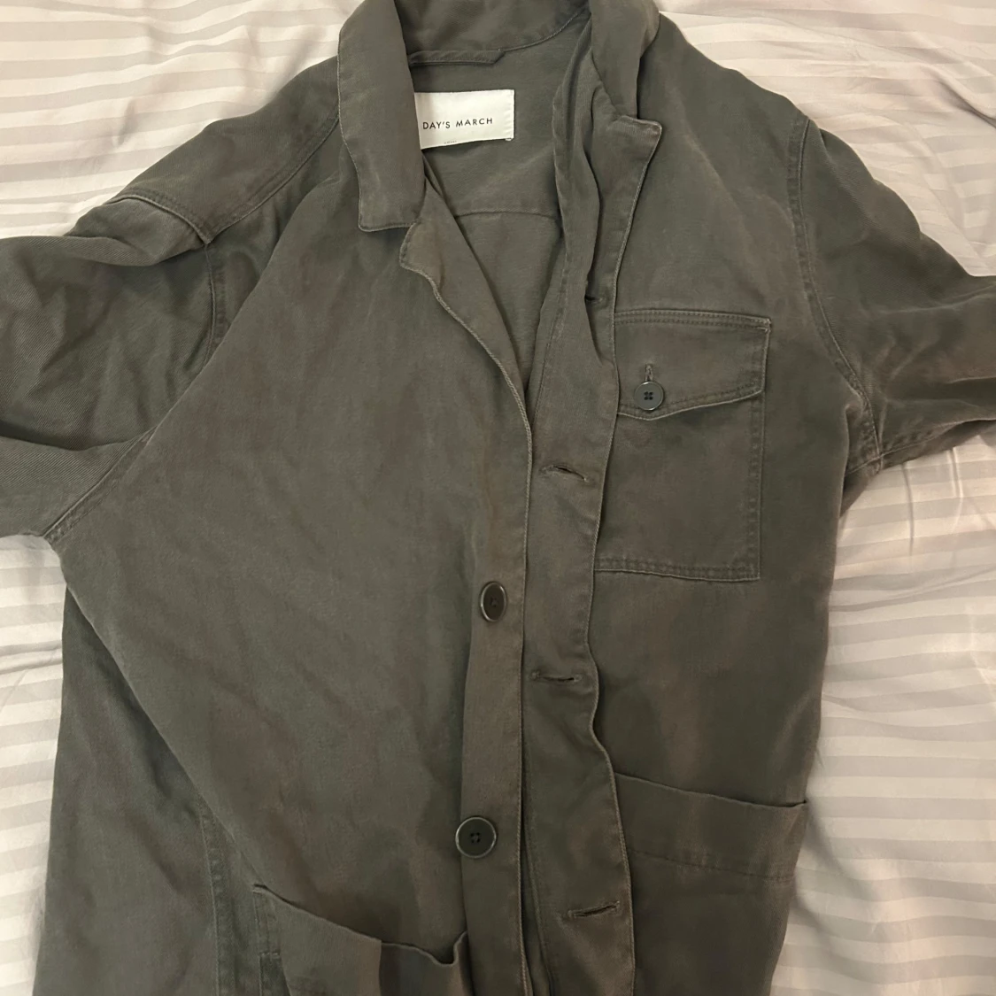 Grå overshirt från A Day's March