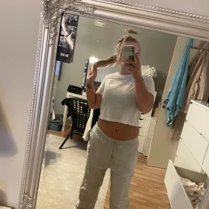 Beigea linnebyxor från H&M - Säljer dessa super snygga linnebyxor från H&M. Dem är i luftigare material vilket gör att dem är bra plagg till sommaren