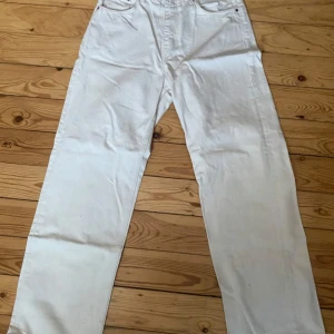Vita jeansbyxor från Dr. Denim - Snygga vita jeansbyxor från Dr. Denim med klassisk femficksdesign. Byxorna har en rak passform och är perfekta för en stilren look. De är tillverkade i ett slitstarkt material och har en bekväm midwaist. Har använts en gång.