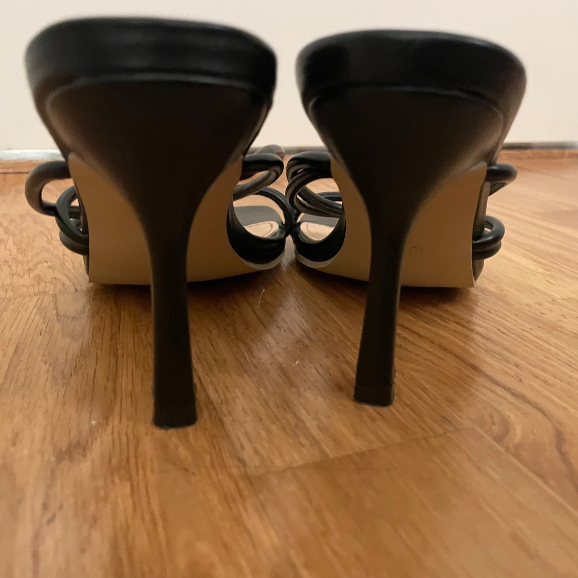 Svarta klackskor med remmar - 3