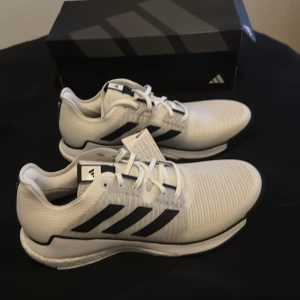 Vita sneakers från Adidas - Snygga innebandyskor väldigt sköna aldrig använda väldigt bra färg köpte för 1200 kronor