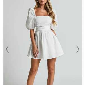 Vit klänning - Jättefin vit klänning perfekt till studenten🤍Helt oanvänd med lappen kvar. Säljer eftersom den var lite liten på mig!