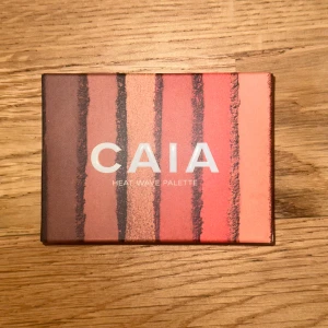 Heat Wave Palette från CAIA - Snygg ögonskuggspalett från CAIA med namnet Heat Wave Palette. Innehåller flera varma nyanser som passar perfekt för att skapa en glödande look. Helt ny med tejp på, säljer för att jag har dubbelt