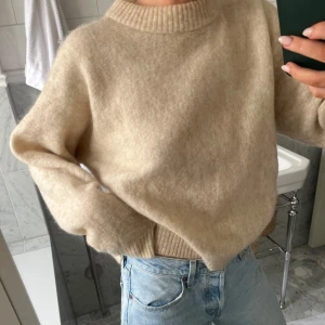 Beige mohair tröja - Stickad tröja från tiger of sweden med rund hals och långa ärmar. Från början en L men har tvättats och är nu M skulle jag säga 