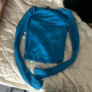 Blå långärmad topp från Amisu - Säljer en snygg blå långärmad topp från Amisu/new yorker. Perfekt för en stilren look. Toppen är i en härlig blå färg och har en enkel design som passar till mycket. Perfekt för både vardag och speciella tillfällen. Jätte stretchig 