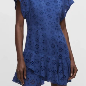 Sommarklänning från mango - Säljer denna fina klänning från mango. Superfin sommarklänning som är perfekt när man ska vara lite finare men ändå lite casual. Använt några gånger så inte så sliten. Säljer för att den är för stor för mig. Skriv för mer bilder.