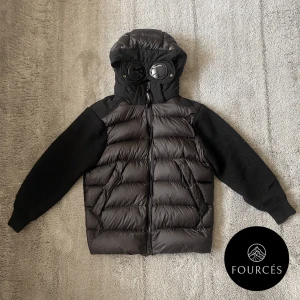 C.P. Company Merino Nylon Mix Hybrid Jacka - Märke-C.P Company|Typ av plagg-Dunjacka|Storlek-48/M|Färg-Svart|Skick-9/10|Nypris-5899kr|Vårt pris-1999kr|Kvitto-Tillkommer| Hör av dig vid funderingar!/Fourcés⚜️