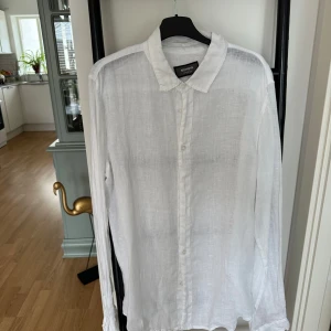 Vit skjorta från Nohow, Mariano Di Vaio - Säljer en stilren vit skjorta från Nohow. 100% Linen, storlek Large, nypris 89€=995kr