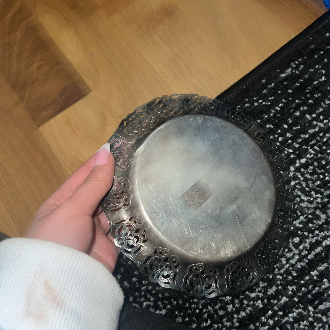 Dekorativ metalltallrik med utskuret mönster - 1