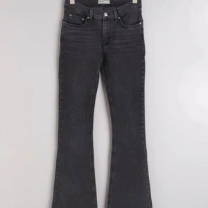 Grå bootcut jeans - Grå jeans från Gina, slutsålda💞 Storlek 34, skriv för fler bilder, pris går att diskutera 💞 Använda fåtal gånger, inga defekter 