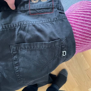 Dondup jiinz  - Säljer nu dessa feta jeans från Dondup av modellen George. Jeansen är gjorda i Italien och är 100% bomull. Hör av er vid fler frågor eller om ni vill köpa! Såklart är jeansen 100% äkta och det är inte en enda slitning eller skada på dom. 