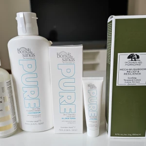 Hudvårdsprodukter från Bondi Sands och Origins - Säljer en samling av hudvårdsprodukter inklusive Bondi Sands Pure Self Tan Foaming Water och Pure Gradual Tanning Lotion, samt Origins Mega-Mushroom Relief & Resilience Soothing Treatment Lotion. Perfekt för en jämn solbränna och lugnande hudvård. 