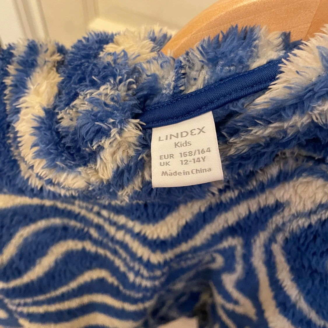 Blå och beige mönstrad hoodie från Lindex - 2