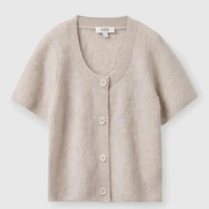 Beige kofta från COS - COS kofta som är trendig och så så snygg! Säljer eftersom jag inte får användning av den längre tyvärr. Köptes för 1499kr! Väldigt svår att få tag på och väldigt eftertraktad därav priset. Är dock öppen för att diskutera priset men endast vid snabb affär. Helt nyskick! Kontakta mig vid någon fråga 