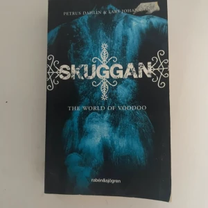 Skuggan: The World of Voodoo - Boken 'Skuggan: The World of Voodoo' av Petrus Dahlin och Lars Johansson utforskar mystik och spänning i en västafrikansk by där voodoo och magi spelar en central roll. En berättelse om strider, hemligheter och krafter bortom det vanliga.