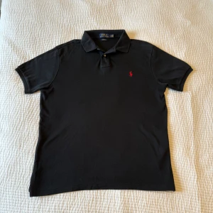 Ralph lauren piké - Säljer nu denna extremt stiliga Ralph lauren pikén. Tröjan är i väldigt fint skick 9,5/10, finns inga defekter. Passar till allt. Vid minsta fundering eller fråga är det bara att höra av sig!