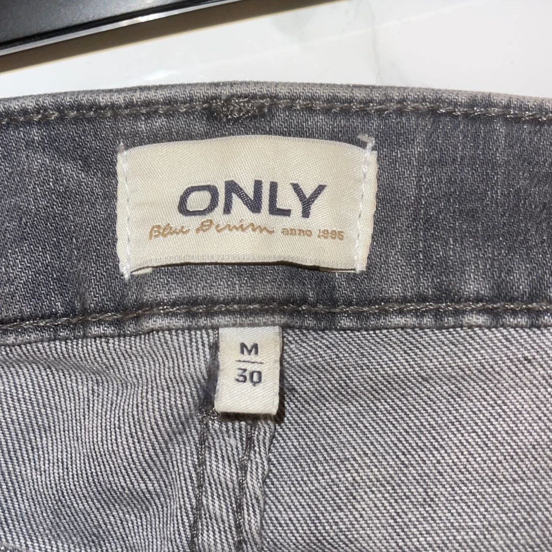 Gråa bootcut jeans från only  - 1