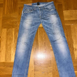 Ljusblåa Dondup jeans  - Ljusblåa jeans från dondup i storlek 30w som också passar 29w. Jeansen har några slitningar på baksidan och en på framsidan. Kontakta gärna om du har funderingar eller vill ha fler bilder.