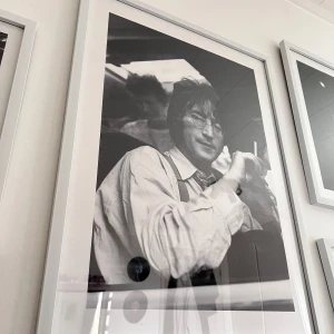 Poster från Desenio (John Lennon) - Snygg svartvit poster från Desenio med John Lennon som motiv. Levererad i en stilren svart tub. Perfekt för att ge ditt rum en konstnärlig touch. Tuben skyddar postern och gör den enkel att transportera. Storlek: 50x70. Säljer pga att jag fick två posters av Desenio när jag endast beställde en 🤍🖼️ Ligger ihoprullad i originalförpackning. Endast öppnad och tittad på.