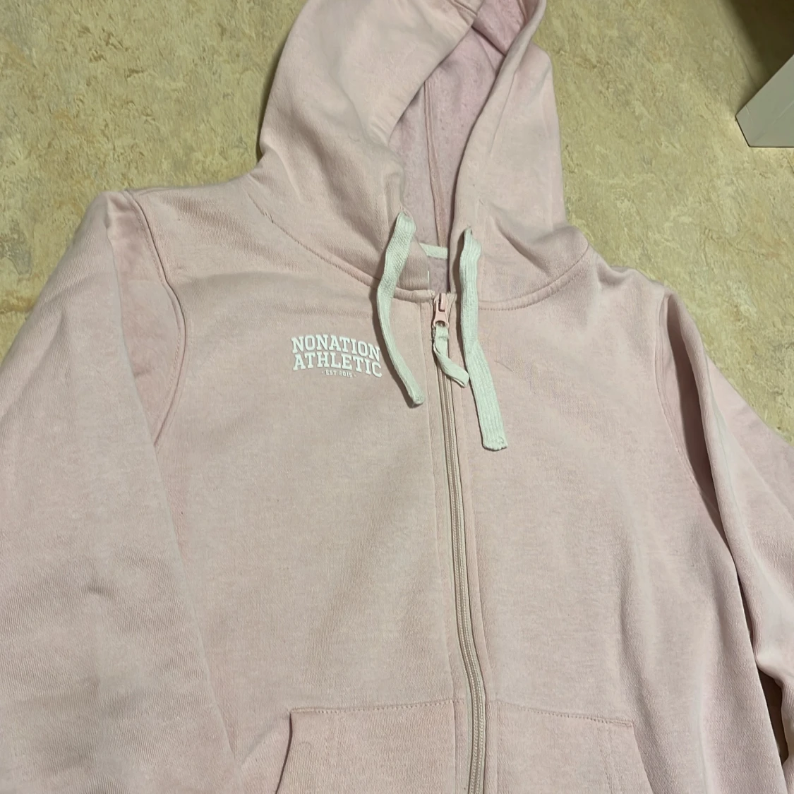 Ljusrosa hoodie från Nonation Athletic - 3