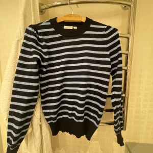 Randig tröja från Saint - Säljer en snygg randig tröja från Saint i svart och blått. Tröjan har långa ärmar och en klassisk rund halsringning. Perfekt för en stilren look. Passar bra till både jeans och kjol. Köpte för 400kr🖤💙