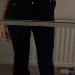 Svarta bootcut jeans - Snygga svarta bootcut jeans med hög midja, kan även vara mid-waist beroende på ens egna preferenser. Är i storlek XS men ganska långa och stretchiga. Använt ett fåtal gånger🖤