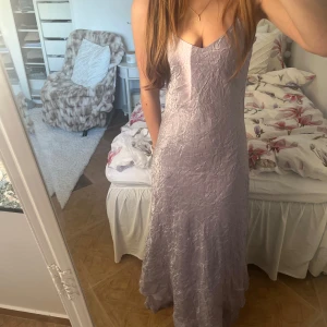 Ljuslila balklänning  - Jätte fin ljuslila balklänning med fint material och uringing, vet ej storleken men skulle säga s-xs, jag är 170cm 💗😊