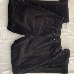 Svarta mjukisbyxor - Säljer ett par svarta mjukisbyxor i ett mjukt och bekvämt material. Byxorna har en elastisk midja och vida ben för en avslappnad passform. Perfekta för en chill dag hemma eller en avslappnad promenad.
