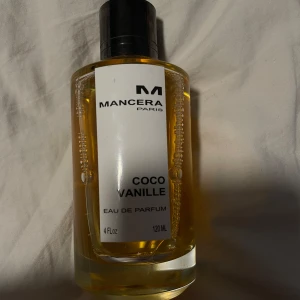 Mancera - Coco Vanille - En gorumand kokosdoft med en hint av florala noter. Otroligt bra för layrings men supergod själv, långvarigheten på mig är upp till 10h. Detta är min andra flaska och jag säljer då jag börjat tröttna och vill utforska nya dofter. Original mängd 120 ml har använt drygt 20 ml så det är 100 ml kvar. Dustbag ingår självklart. Inköpspris 1800. ❤️