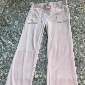 Jucy Couture byxa (Rosa) - Köpt från Jucy’s egna hemsida för inte så länge sen. Använd fåtal gånger, mycket bra skick! Obs‼️(se sista bild) ena enden på byxan är smutsig då byxorna va långa på mig. Annars inga defekter!