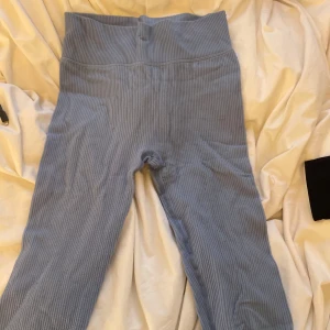 Blå ribbade leggings från Amisu - Säljer ett par bekväma blå ribbade leggings från Amisu. De har en hög midja och är perfekta för en avslappnad stil. Materialet är mjukt och stretchigt, vilket ger en skön passform.  Skriv via intresse och fler bilder!⭐️