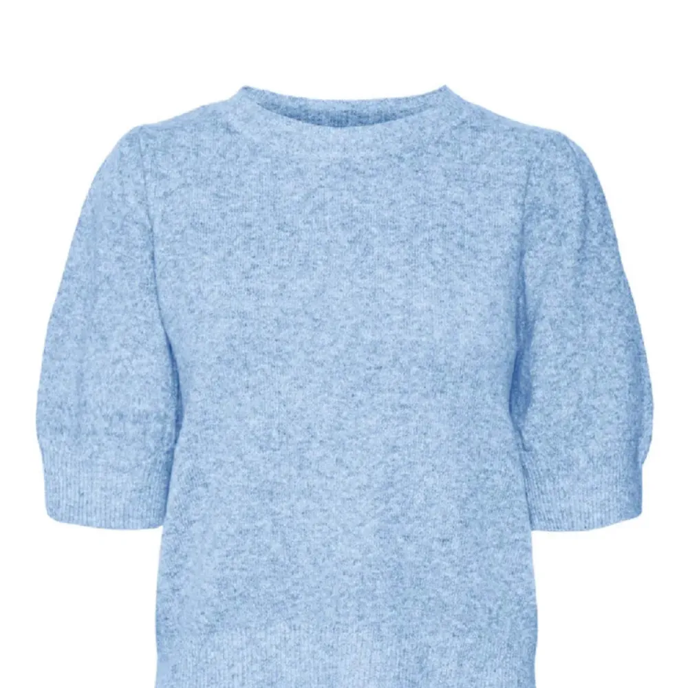 säljer denna blå kortärmade stickade t-shirten från Vero Moda då den inte kommer till användning, tröjan är knappt använd och fortfarande i jättebra skick!. Neuleet.
