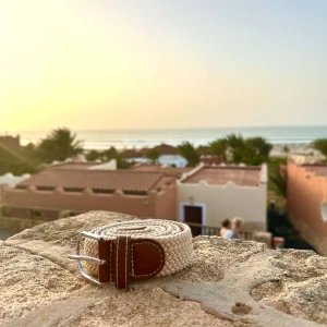 Flätat ”grisch” bälte - Tjena! Jag säljer detta flätade bälte som är i färgen beige, passar perfekt till lite somriga outfits! Det är 115 cm långt. Bältet är i bra skick. Pris kan självklart förhandlas.